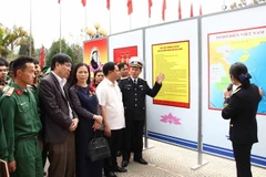 Các đại biểu nghe giới thiệu về biển, đảo và lực lượng Hải quân nhân dân Việt Nam tại Triển lãm. (Ảnh: Nguyễn Cường/TTXVN)