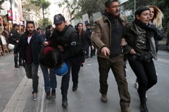 Cảnh sát Thổ Nhĩ Kỳ bắt giữ các đối tượng tình nghi có liên hệ với lực lương ủng hộ giáo sỹ Guleni tại Ankara. (Ảnh AFP/TTXVN)