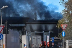 Khói bốc lên từ hiện trường vụ hỏa hoạn tại nhà máy xử lý rác thải ở Rome, Italy ngày 11/12/2018. (Ảnh: AFP/TTXVN)