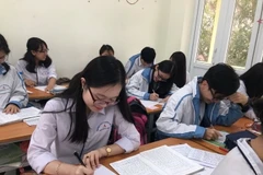  Ngân Hà cùng các bạn trong giờ học. (Ảnh: Khiếu Tư/TTXVN)