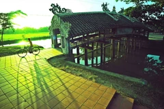 Cầu ngói Thanh Toàn trong nắng sớm. (Ảnh: Minh Đức/TTXVN)