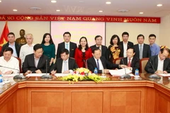 Lãnh đạo các đơn vị ký Giao ước thi đua năm 2018. (Ảnh: Hoàng Hùng/TTXVN)