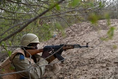Binh sỹ Burkina Faso làm nhiệm vụ tại khu vực gần Ouagadougo ngày 13/4. (Nguồn: AFP/TTXVN)