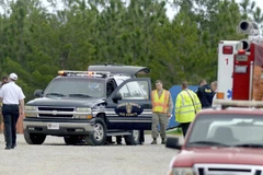 Lực lượng cứu hộ làm nhiệm vụ tại hiện trường máy bay rơi. (Nguồn: AP)