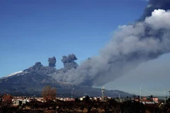 Núi lửa Etna phun cột tro bụi lớn lên không trung ngày 24/12/2018. (Ảnh: AFP/TTXVN)