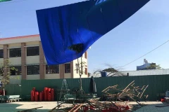 Giàn giáo đổ vào khối học sinh dự lễ 20/11, nhiều em nhập viện