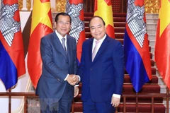 Thủ tướng Chính phủ Nguyễn Xuân Phúc và Thủ tướng Chính phủ Hoàng gia Campuchia Samdech Techo Hun Sen. (Ảnh: Thống Nhất/TTXVN)