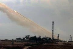  Quân đội Thổ Nhĩ Kỳ nã pháo vào Afrin từ thị trấn Reyhanli, tỉnh Hatay ngày 12/2. (Nguồn: THX/TTXVN)