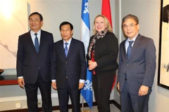 Trong ảnh: Bộ trưởng Nguyễn Ngọc Thiện (thứ hai từ trái sang), bà Christine St-Pierre, Đại sứ Việt Nam tại Canada Nguyễn Đức Hòa (ngoài cùng bên phải) chụp ảnh lưu niệm. (Ảnh: Vũ Hà/TTXVN)