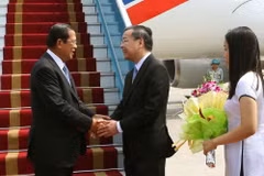 Bộ trưởng Bộ Khoa học và Công nghệ Chu Ngọc Anh đón Thủ tướng Campuchia Samdech Techo Hun Sen tại sân bay quốc tế Nội Bài. (Ảnh: Doãn Tấn/TTXVN)