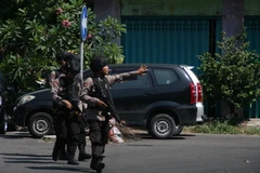 Cảnh sát gác tại hiện trường vụ đánh bom ở Surabaya, Indonesia ngày 14/5. THX/TTXVN.