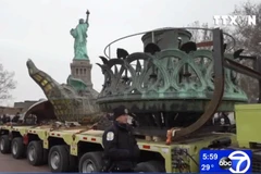 [Video] Mỹ di chuyển ngọn đuốc nặng hơn 1,6 tấn của Nữ thần Tự do 