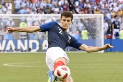 Cầu thủ Pháp Benjamin Pavard thực hiện cú volley vào lưới Argentina trong trận đấu vòng 1/8 World Cup 2018 ở Kazan, Nga ngày 30/6. (Ảnh: Kyodo/TTXVN)