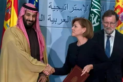 Thái tử Saudi Arabia Mohammed bin Salman và Bộ trưởng Quốc phòng Tây Ban Nha Maria Dolores Cospedal bắt tay sau khi ký thỏa thuận bán tàu chiến ngày 12/4/2018. (Nguồn: AFP/TTXVN)