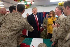 Tổng thống Mỹ Donald Trump (giữa) trong chuyến thăm căn cứ không quân Al Asad ở Iraq ngày 26/12/2018. (Ảnh: AFP/ TTXVN) 