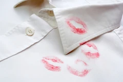 [Video] Hô biến tẩy vết càphê, rượu vang, thức ăn... dính trên quần áo