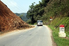 Một điểm sạt lở trên tuyến quốc lộ 3B thuộc Bắc Kạn sau mưa. (Ảnh: Bùi Đức Hiếu/TTXVN) 