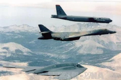 Máy bay ném bom B-2 Spirit (dưới), B-1B (giữa) và B-52 (trên) của Mỹ. (Nguồn: AFP/TTXVN)