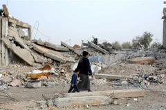 Người dân Syria tại thị trấn Dibsi Afnan, tỉnh Raqqa. (Nguồn: THX/TTXVN)