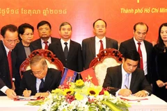 Thượng tướng Lê Chiêm (phải), đại diện Ủy ban Chuyên trách Chính phủ Việt Nam và ông Seang Lapress, đại diện Ủy ban Ủy ban Chuyên trách Chính phủ Campuchia, ký biên bản Kỳ họp lần thứ XVII. (nh: Xuân Khu/TTXVN.)
