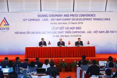 Ba Thủ tướng chủ trì họp báo thông báo kết quả Hội nghị Cấp cao CLV 10. (Ảnh: TTXVN)