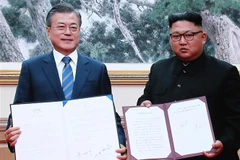 Nhà lãnh đạo Triều Tiên Kim Jong-un (phải) và Tổng thống Hàn Quốc Moon Jae-in (trái) sau lễ ký bản tuyên bố chung trong khuôn khổ ngày hội đàm thượng đỉnh thứ hai tại thủ đô Bình Nhưỡng, ngày 19/9/2018. (Ảnh: YONHAP/TTXVN)