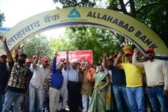 Nhân viên Ngân hàng Allahabad tham gia đình công tại Allahabad, Ấn Độ ngày 30/5. (Nguồn: AFP/TTXVN)