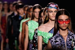 Dàn người mẫu trình diễn các trang phục Versace trong Tuần lễ thời trang Milan mùa Xuân 2019 tại Milan, Italy. (Nguồn: Reuters)