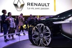 Xe của Hãng Renault trưng bày tại Triển lãm Ôtô Paris, Pháp, ngày 4/10. (Ảnh: AFP/TTXVN)