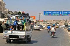 Người dân sơ tán tới khu vực an toàn tại tỉnh Idlib, phía bắc Syria ngày 6/9. (Ảnh: AFP/TTXVN)