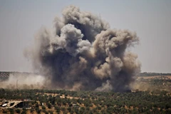 Khói bốc lên sau các cuộc không kích của quân đội Chính phủ Syria xuống khu vực do phiến quân chiếm giữ ở Daraa ngày 26/6. (Nguồn: AFP/TTXVN)