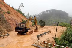 Máy xúc thu dọn đất đá trên tuyến Quốc lộ 40B đoạn qua huyện Tu Mơ Rông, tỉnh Kon Tum. (Ảnh: Cao Nguyên/TTXVN)