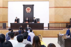 Hội đồng xét xử trong phiên tòa xét xử phúc thẩm bị cáo Châu Thị Thu Nga và đồng phạm vụ án Lừa đảo chiếm đoạt tài sản. (Ảnh: Doãn Tấn/TTXVN)