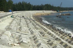 Một phần tuyến kè biển xã Tam Hải đã hoàn thành. (Ảnh: Hữu Trung/TTXVN)