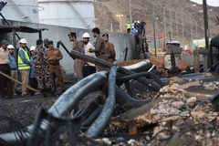  Cảnh đổ nát tại một trạm xăng ở Najran, Saudi Arabia sau khi bị trúng tên lửa phóng từ Yemen, ngày 27/8/2016. (Nguồn: AFP/TTXVN)