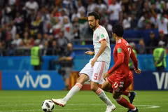Cầu thủ Sergio Busquets (trái) đội tuyển Tây Ban Nha đi bóng trong trận đấu với Iran tại bảng B, Vòng chung kết World Cup 2018 diễn ra ở Kazan, Nga, ngày 20/6. (Ảnh: THX/TTXVN)