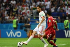 Cầu thủ Sergio Busquets (trái) đội tuyển Tây Ban Nha đi bóng trong trận đấu với Iran tại bảng B, Vòng chung kết World Cup 2018 diễn ra ở Kazan, Nga, ngày 20/6. (Ảnh: THX/TTXVN)