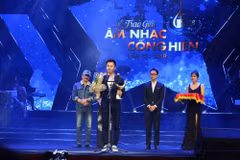 Nhạc sĩ Dương Cầm nhận giải đề cử Nhạc sĩ của năm. (Ảnh: Thành Đạt/TTXVN) 