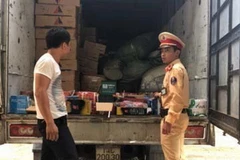 Chiếc xe tải bị tạm giữ tại Trạm cảnh sát giao thông huyện Diễn Châu. (Ảnh: Nguyễn Oanh/TTXVN)