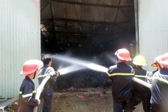 Lực lượng chữa cháy phun nước dập tắt hỏa hoạn. (Ảnh: Văn Đạt/TTXVN)