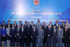 Phó Thủ tướng, Bộ trưởng Bộ Ngoại giao Phạm Bình Minh và các đại biểu chụp ảnh chung. (Ảnh: Lâm Khánh/TTXVN)