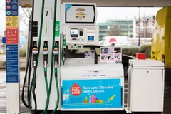  Một trạm bơm xăng ở London, London. (Nguồn: AFP/TTXVN)
