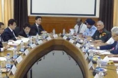 Bộ trưởng Quốc phòng Nhật Bản Itsunori Onodera (thứ 2, trái) và người đồng cấp Ấn Độ Nirmala Sitharaman (phải) tại cuộc họp ở New Delhi ngày 20/8. (Nguồn: Kyodo/TTXVN)