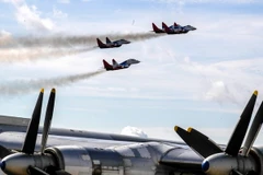 Tiêm kích MiG-29 và máy bay ném bom chiến lược Tu-95 của Nga trình diễn tại Diễn đàn Kỹ thuật quân sự quốc tế 2017 ở Kibinka, vùng Moskva (Nga) ngày 27/8. (Nguồn: EPA/TTXVN)