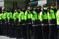 Cảnh sát gác bên ngoài Tòa án Hiến pháp ở Seoul, nơi diễn ra phiên xét xử luận tội cựu Tổng thống Hàn Quốc Park Geun-hye ngày 27/2/2017. (Ảnh: AFP/TTXVN)