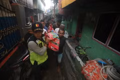 Chuyển thi thể nạn nhân thiệt mạng trong một vụ chìm thuyền ở Sulawesi, Indonesia ngày 13/6. (Nguồn: THX/TTXVN)