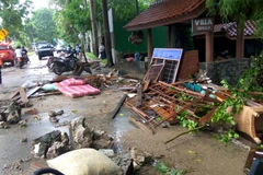 Cảnh tàn phá sau khi sóng thần ập vào bãi biển Carita, Indonesia ngày 23/12/2018. (Ảnh: AFP/TTXVN)