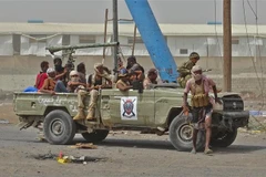 Lực lượng ủng hộ Chính phủ Yemen tại khu vực ngoại ô Hodeida ngày 9/11. (Ảnh: AFP/TTXVN)