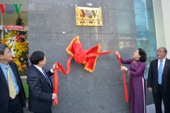 Phó Chủ tịch nước Đặng Thị Ngọc Thịnh và Tổng Giám đốc VOV Nguyễn Thế Kỷ cùng thực hiện nghi lễ khai trương trụ sở mới của VOV tại TPHCM. (Nguồn: VOV)