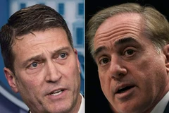 Bác sỹ Ronny Jackson (trái) được đề cử làm Bộ trưởng Cựu chiến binh Mỹ thay ông David Shulkin (phải). (Nguồn: AFP/TTXVN)